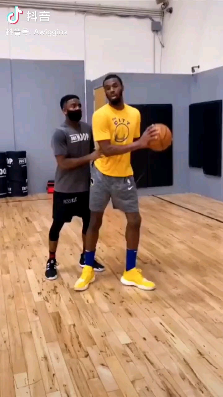 维金斯这是已经穿上大三角了吗 看着好像还有碳板啊