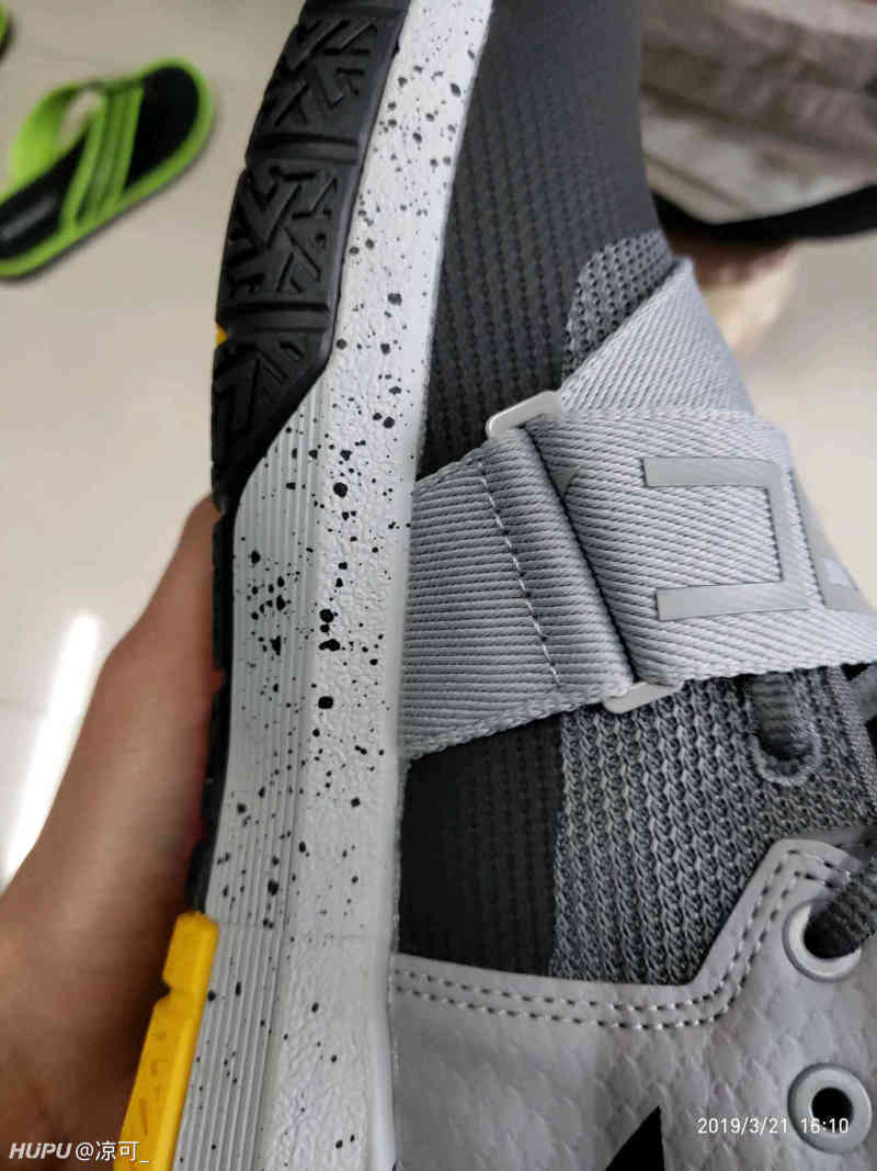 溢胶在可以接受的范围.毕竟是实战鞋