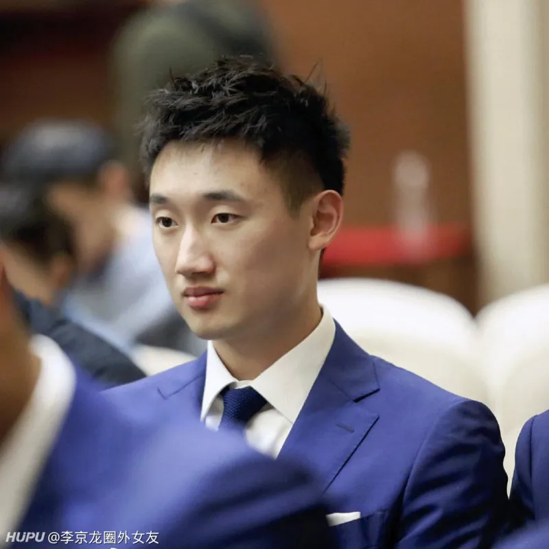 李京龙场下不许驼背腰板儿给我挺直别一副不自信样有人黑你走路像恐龙