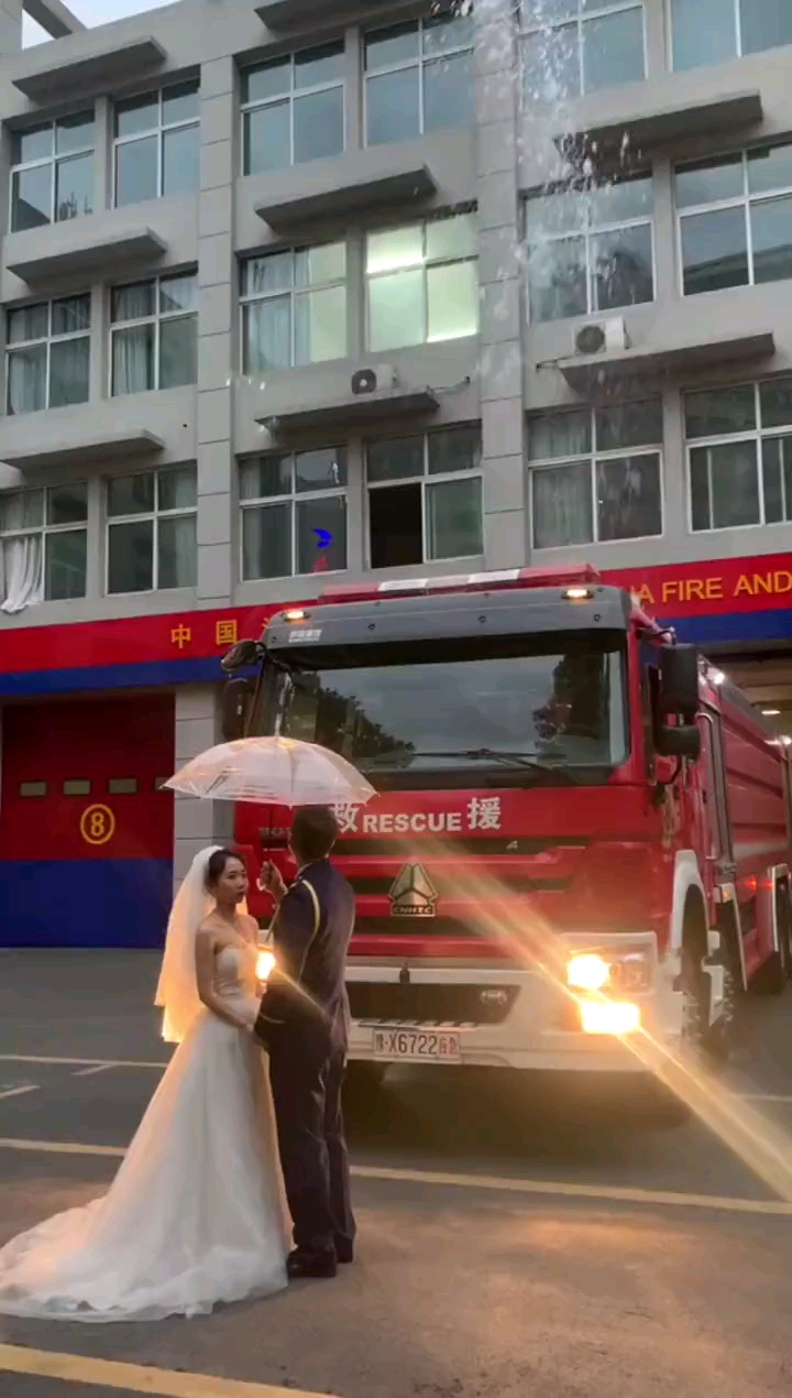 消防员拍婚纱照翻车现场本以为会很唯美