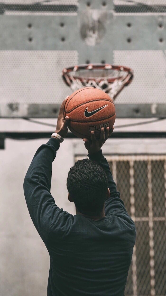 老哥们有没有一个黑人拿着一个耐克球投篮的那张壁纸啊 背影图