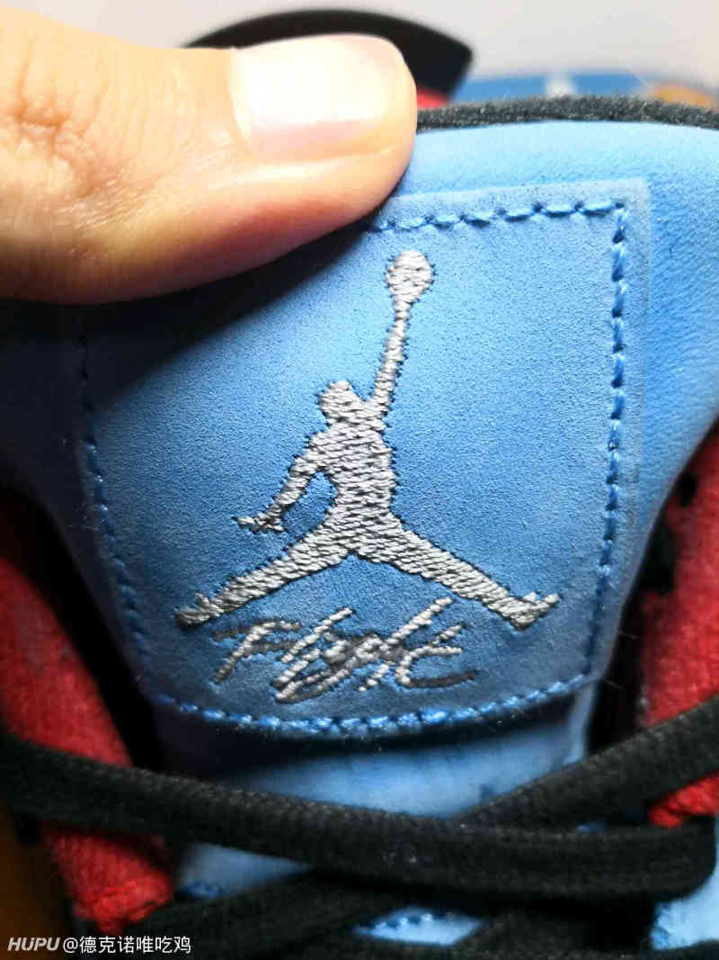 鞋舌正面的aj flight 以及背面的反写ts