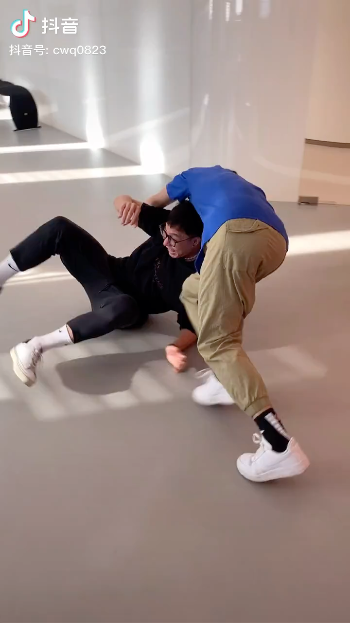 男孩子的快乐杨皓喆与陈伟强独特的庆祝方式