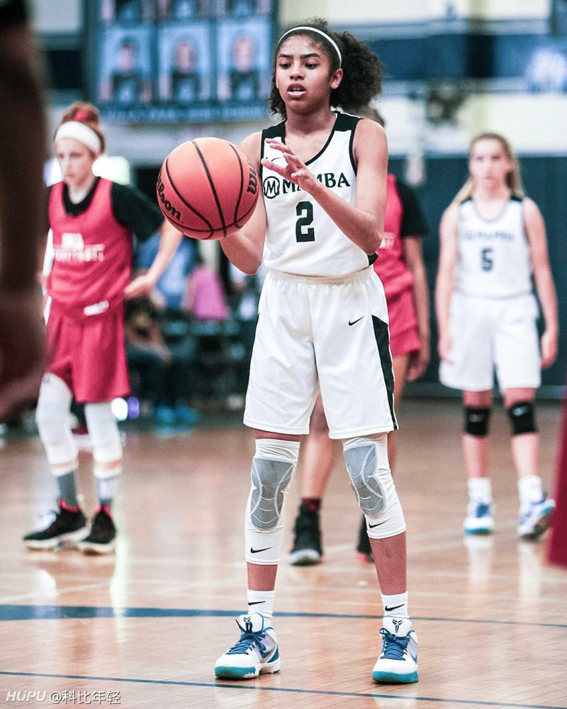 【图片·笑容科】科比夫妇晒照,二女儿驰骋球场,大女儿网前重扣