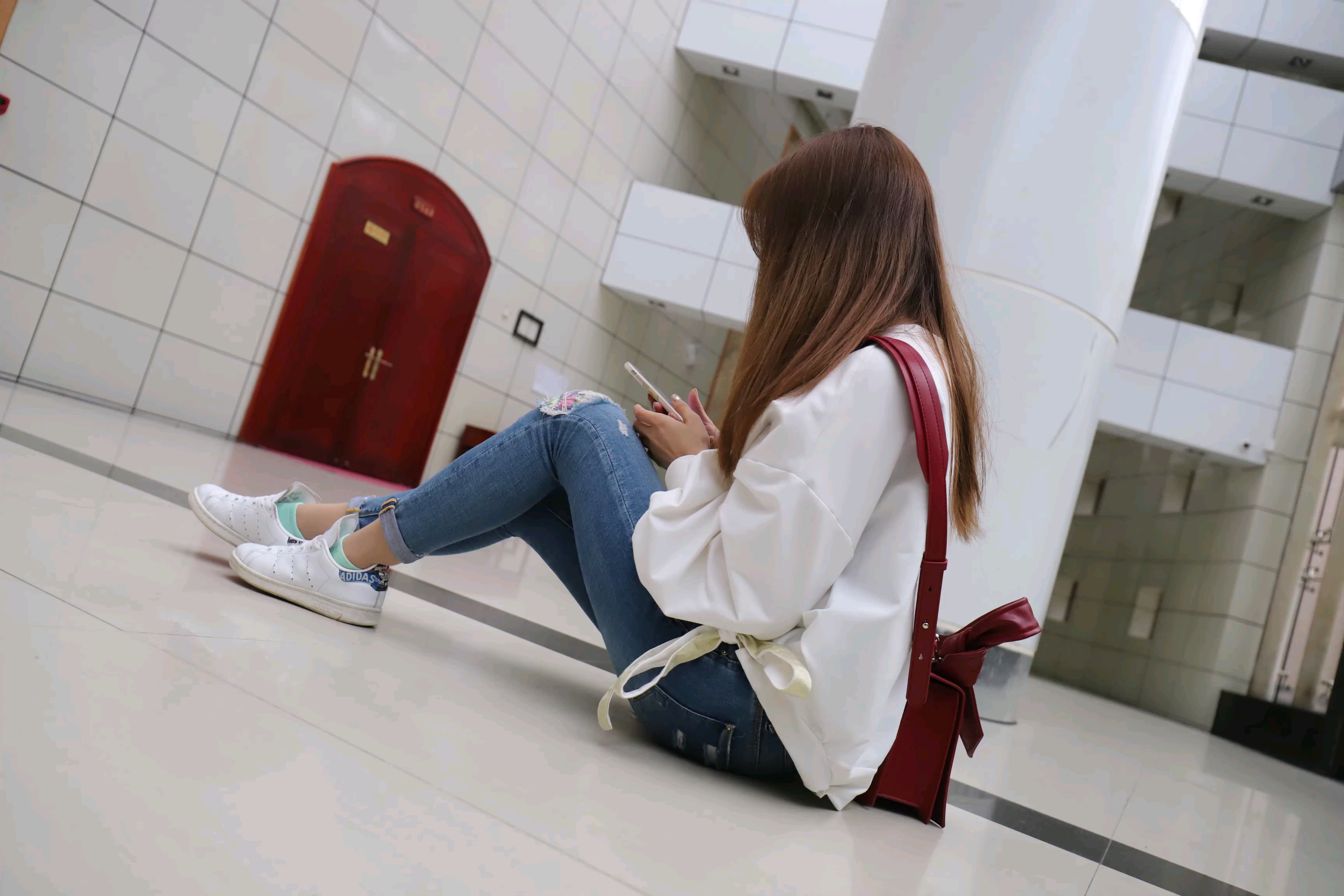 在图书馆里面脱鞋太没有公德心了