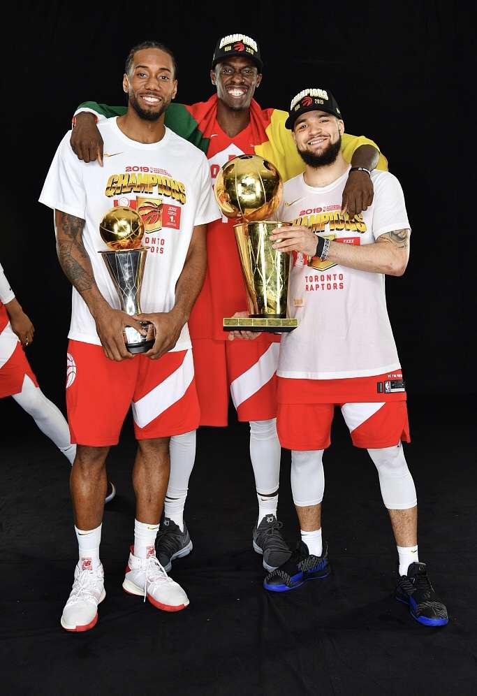 夺冠瞬间猛龙球员捧杯特写照合集