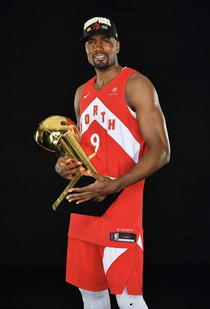 夺冠瞬间猛龙球员捧杯特写照合集