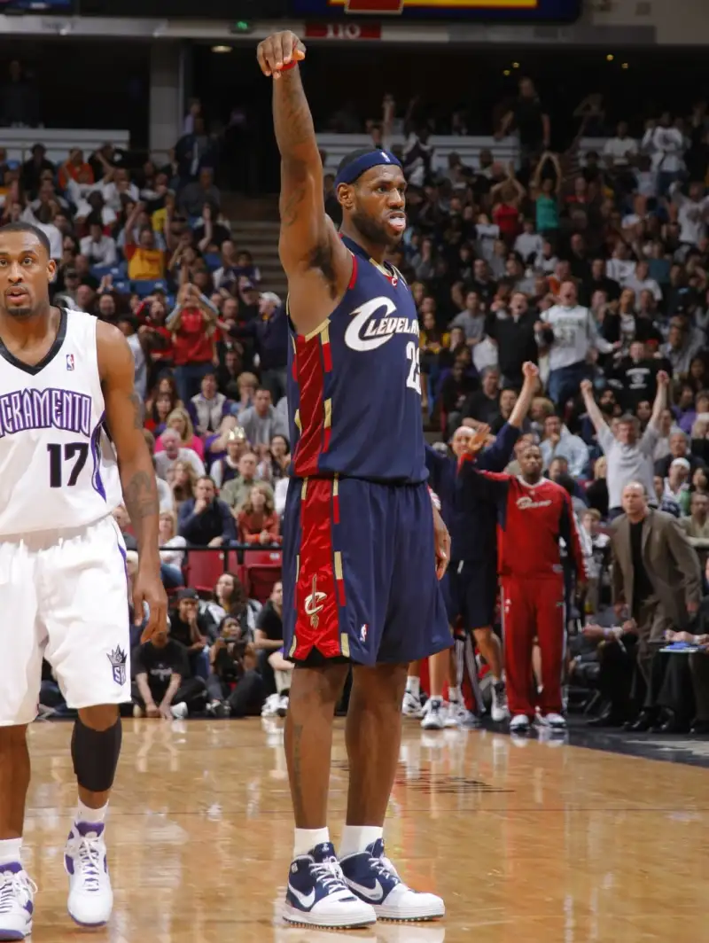 深圳青年人今天結束假期重新集結，董事長向全隊派發開工紅包