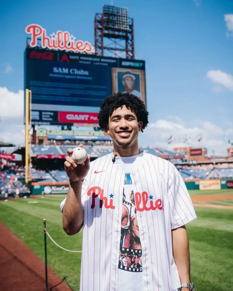 男籃名宿李曉勇：現(xiàn)在的男籃隊(duì)員都很棒 希望他們對(duì)職業(yè)更專(zhuān)注些