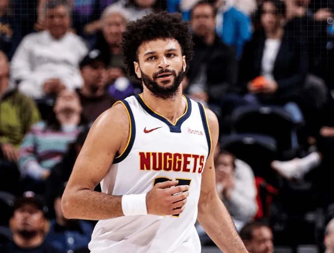 奔走相告他有哨了??庫(kù)里半場(chǎng)8罰7中 拿下15分2板1助沒(méi)有失誤