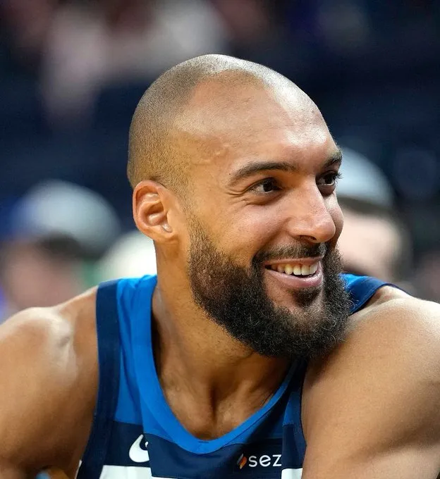 這股拼勁兒！范德比爾特單防哈登造失誤 爭搶地板球再造哈登犯規