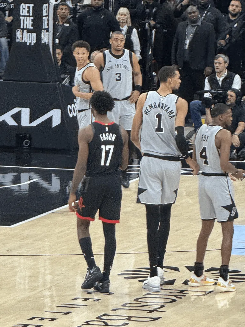 [流言板]詹姆斯湖人生涯三分命中數(shù)突破1000，僅次于科比