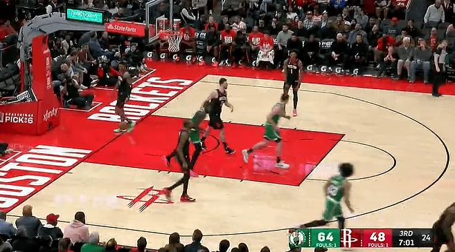 世體：居萊爾被換下時表現不滿，先是難以置信隨后露出嘲諷微笑