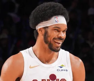 波斯特：庫(kù)里的表現(xiàn)不可思議 我們只需要把球給他就行