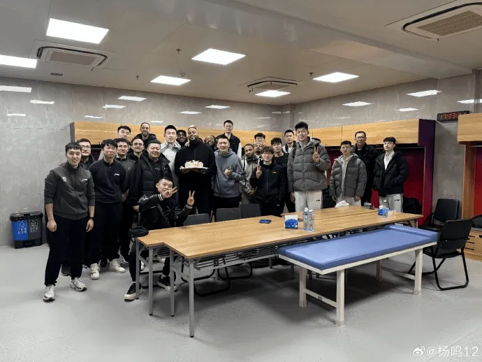[流言板]杨鸣社媒晒照为莫兰德庆生：球场上的兢兢业业令人印象深刻-CBA-CBA专区-虎扑社区