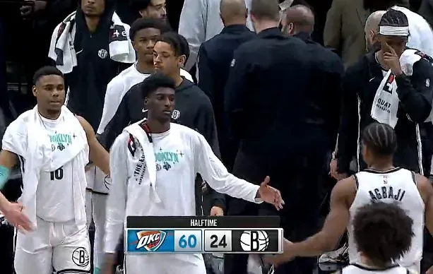 卡特萊特面對趙睿連續變向上籃打進，后者應聲倒地