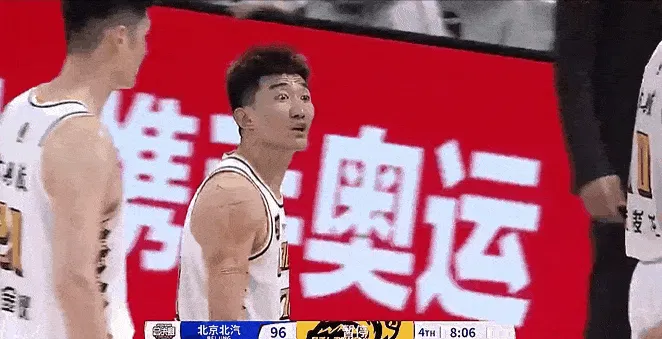 [流言板]雷蒙反击命中三分打停广厦，暂停时孙铭徽疑似与对手对喷