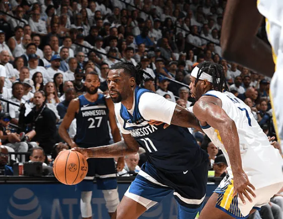 ??依舊勢不可擋！詹姆斯搶斷反擊一條龍 擠開阿隆