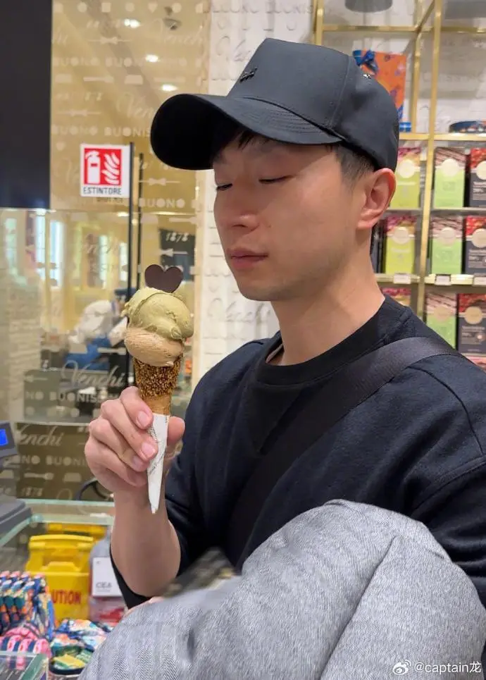 “流言板]马龙晒在飞机上看到的极光：202