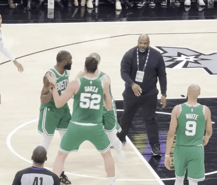 全聯盟都知道！庫里看到希羅的爆米花兩眼放光 吃一口就滿足啦