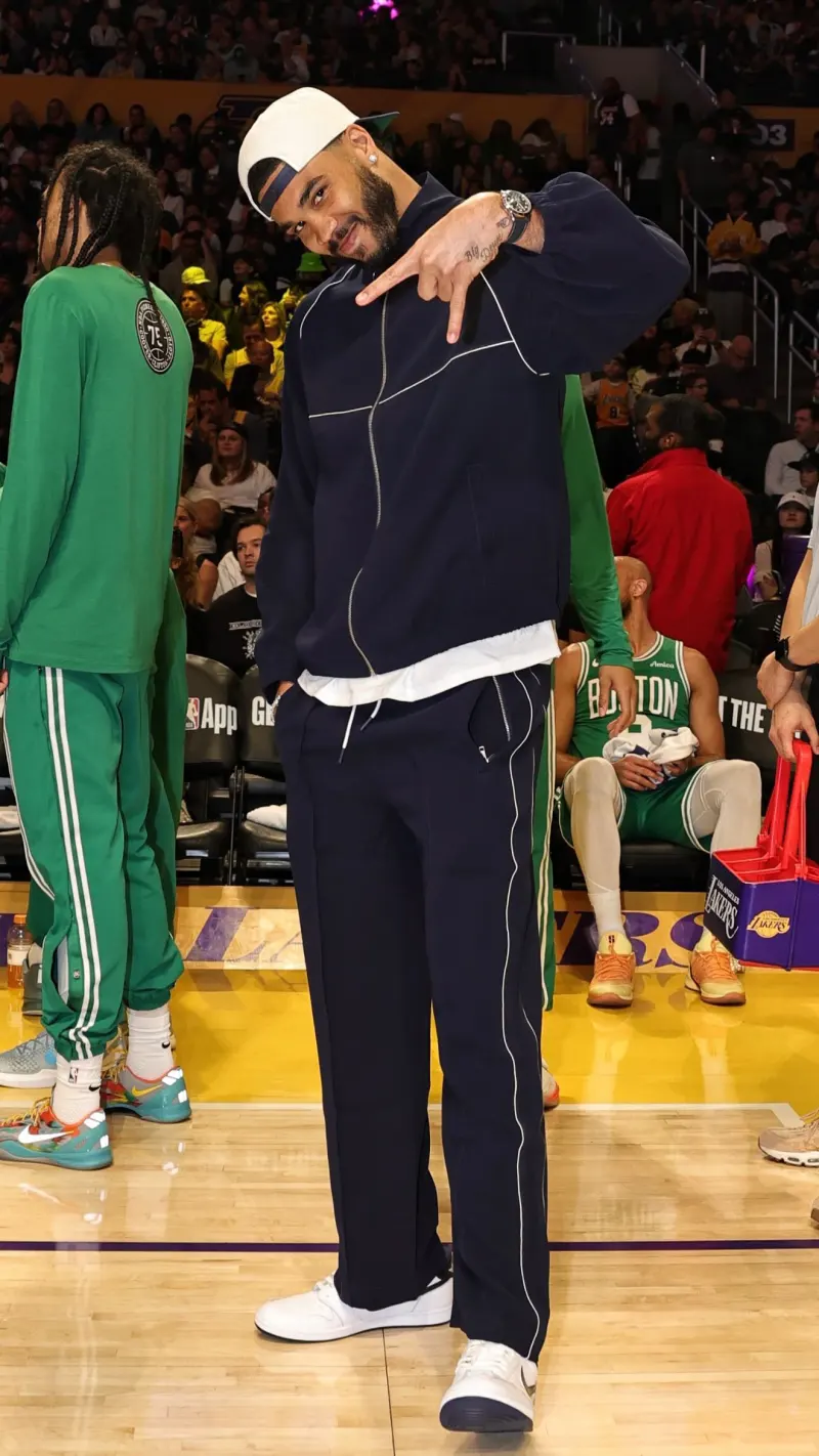 每體：西超杯對陣畢巴，預計拉菲尼亞將繼續佩戴巴薩隊長袖標