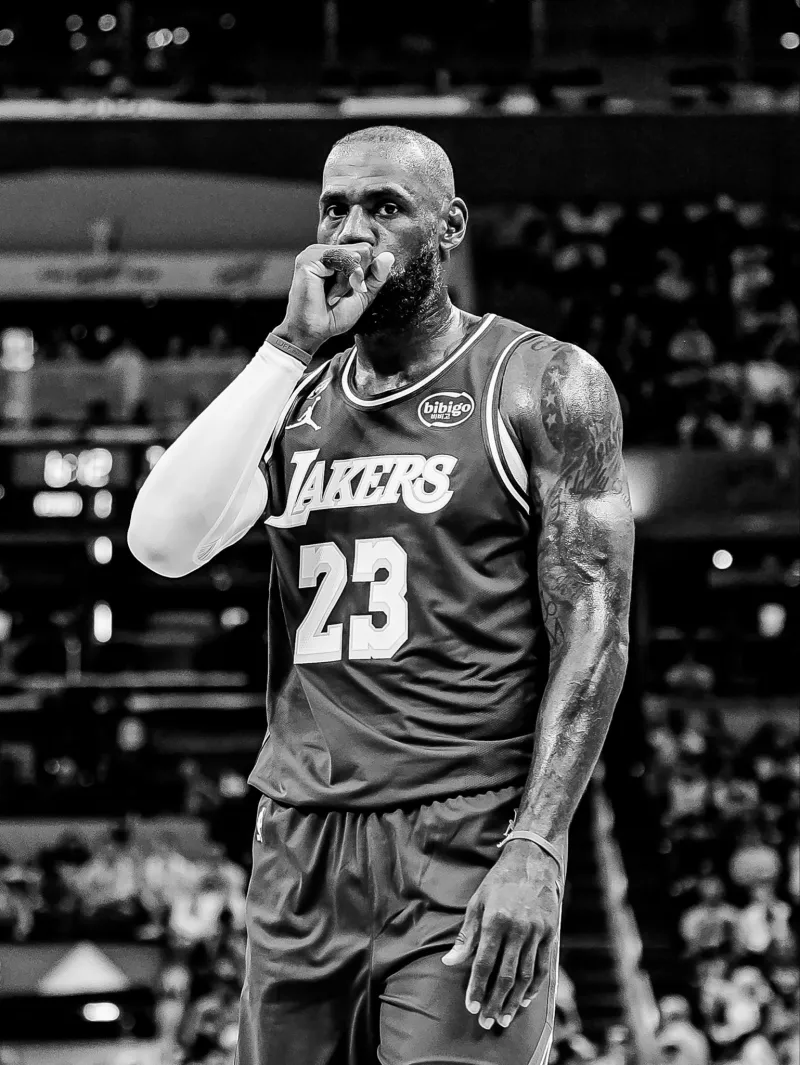 [流言板]勇記分享昨日更衣室：隊醫面無表情，庫里等人在外靜靜等待