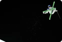 谷爱凌现身利维尼奥雪上公园，备战自由式滑雪大跳台预赛