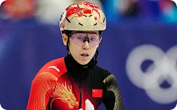 短道速滑女子500米1/4决赛：范可新晋级，王欣然张楚桐犯规