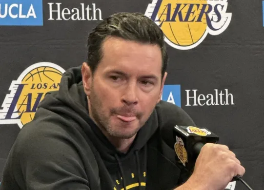 ??詹姆斯打趣東契奇：生日快樂兄弟 你快跟我一樣老了哦??