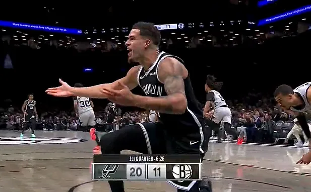 文班和卡斯尔“双鬼拍门”给小波特盖懵了的慢动作回放(GIF)-NBA-马刺专区-虎扑社区