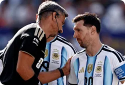 FIFA公布决赛裁判视角录像，温契奇赛中要求梅西：保持秩序