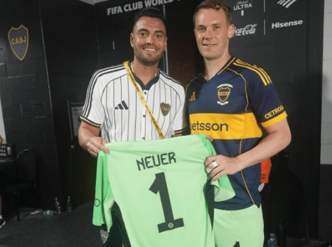 Neuer and Romero exchanging jerseys