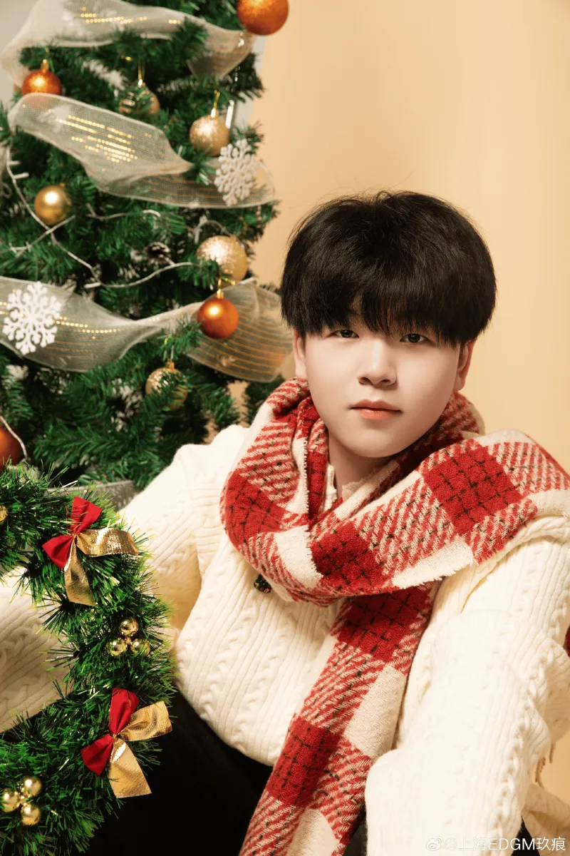 巧了??！勒布朗和“迷你勒布朗”在各自聯賽都拿到首屆杯賽MVP~